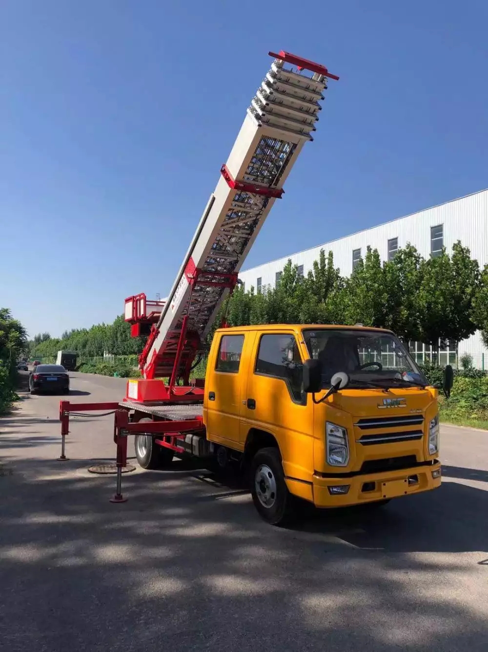 西峡附近的云梯车出租服务：轻松解决高空作业需求