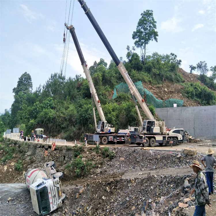 西峡汽车掉沟里叫吊车救援要多少钱